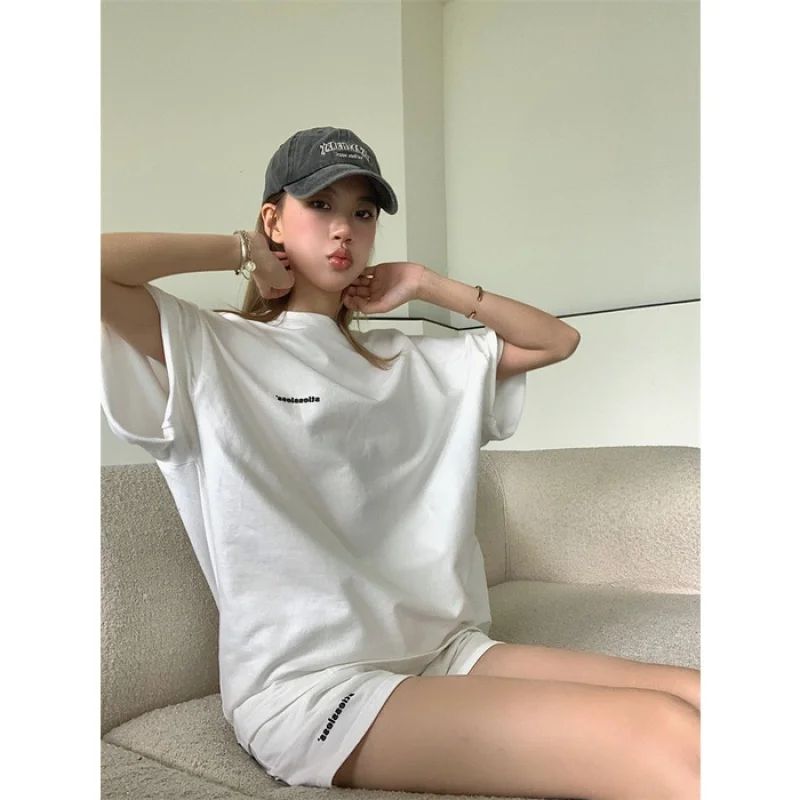 

Korean version of Hong Kong style loose and lazy sports suit top T-shirt / shorts (sold separately)