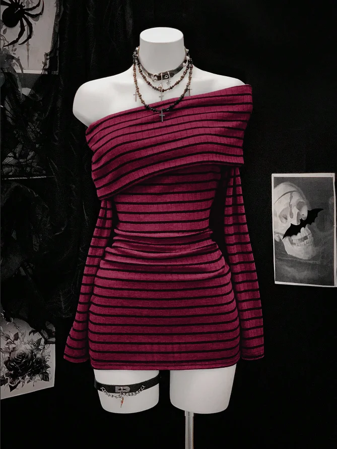 Y2K-Style, figurbetonter, klassischer, gestreifter Jumpsuit mit One-Shoulder-Design, langen Ärmeln und kurzem Rock.