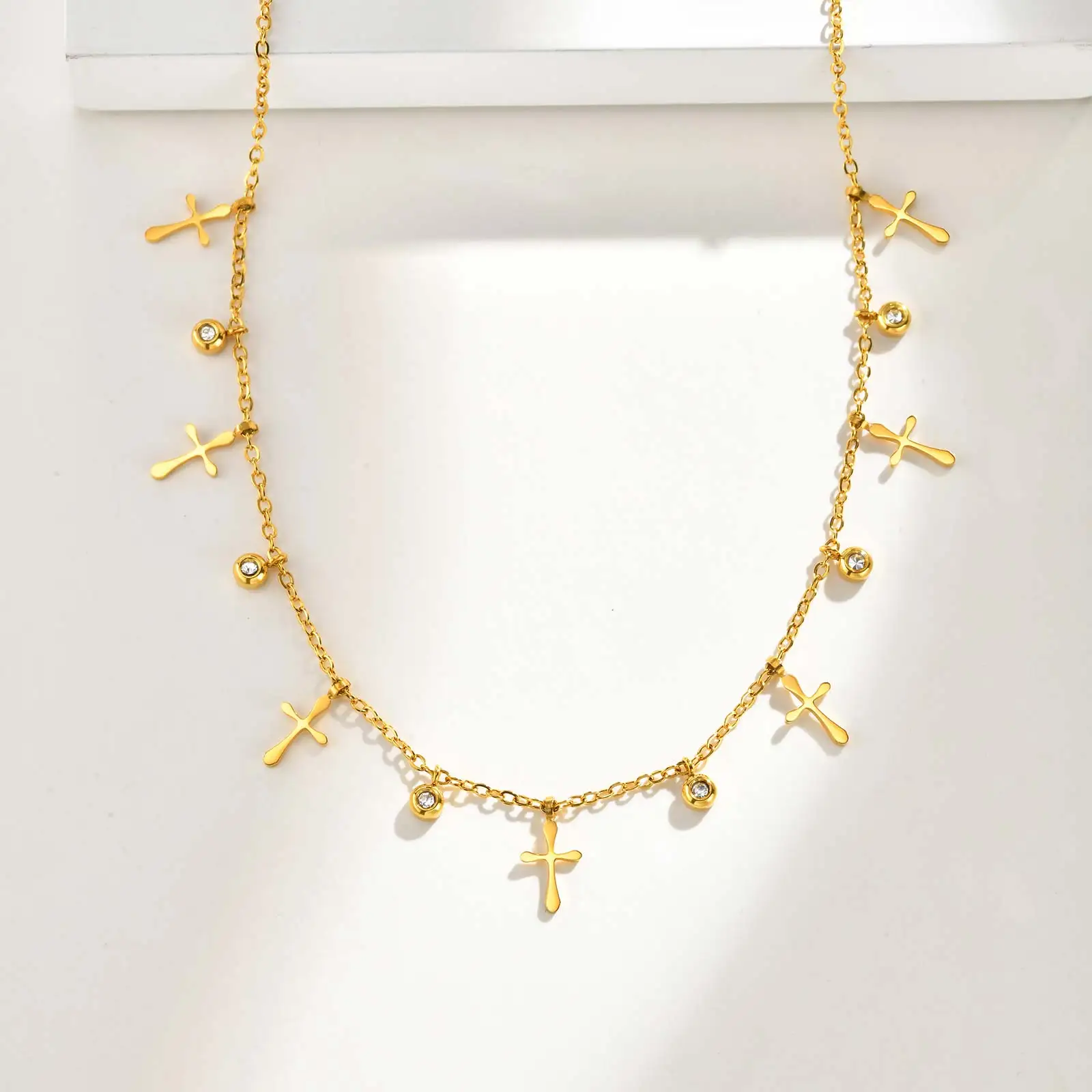 Elegante glänzende Zirkon-Edelstahl-Kreuz-Halskette für Damen, 18 Karat vergoldete Schlüsselbeinkette, Party- und Alltagsschmuckzubehör