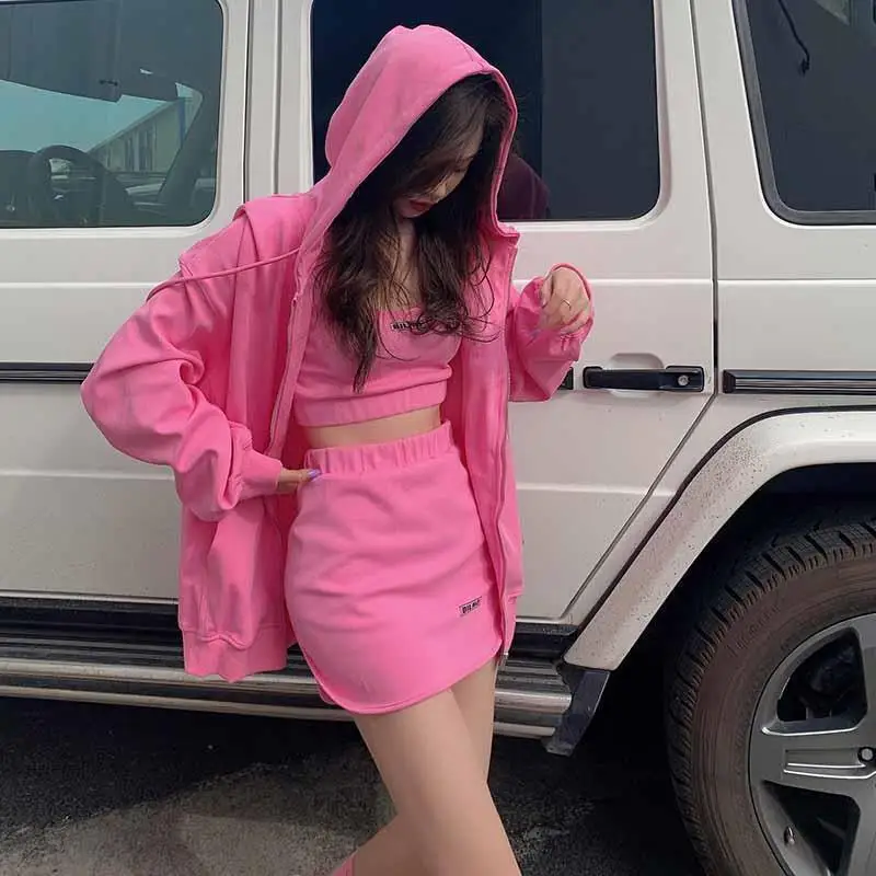 Рисунок 2 - Осенний женский спортивный костюм из трех предметов