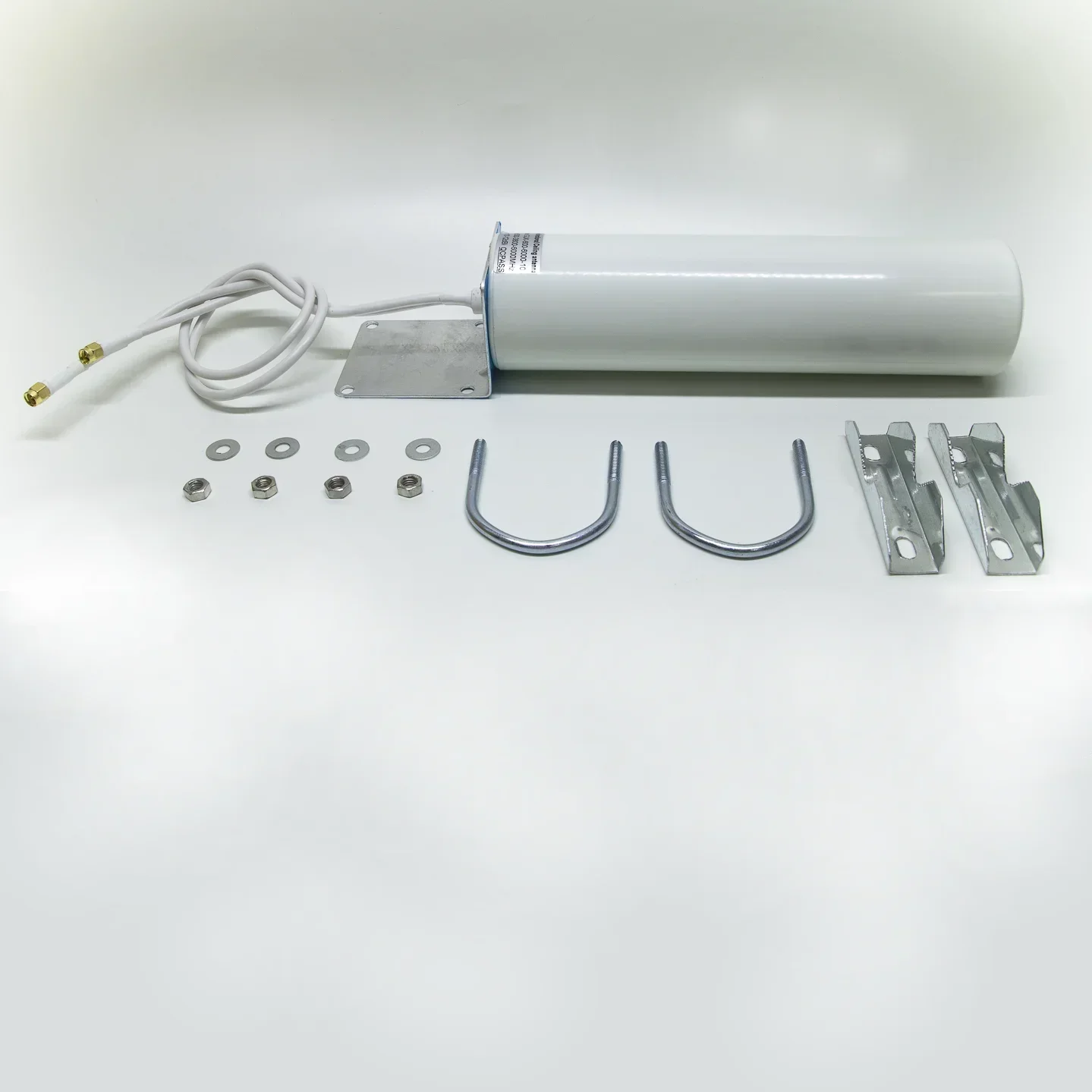 Antenne extérieure 5G omnidirectionnelle double 10-12dBi 600-6000MHz pour routeur LTE installée sur un toit, avec vue panoramique.