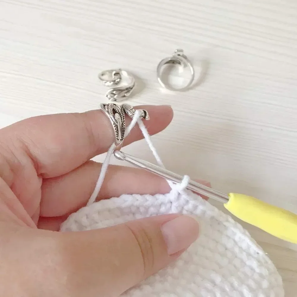 Crochet Tools Adjustable Crochet Tension Cat Ring Beginner Knitting Crochet Hook Ring Yarn Guide Finger Holders Thimbles Winder