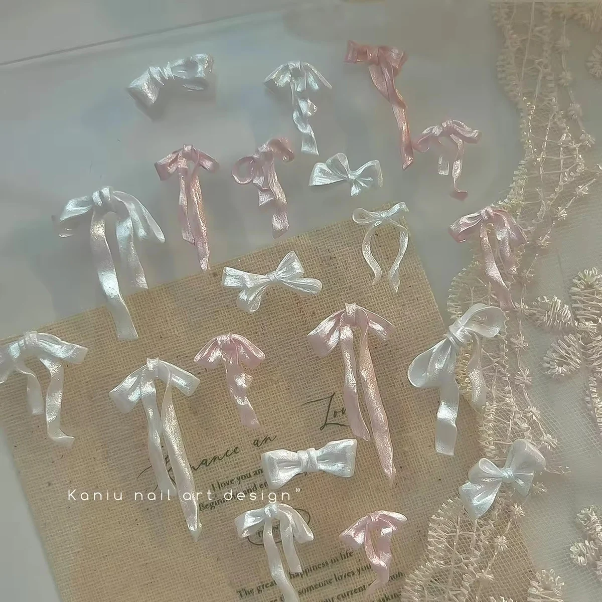 50/100Pcs 부드러운 조각 웨이브 포인트 컬러 스커트 에지 수지 리본 보우 예술적 네일 장식 긴 리본 보우 우아한 액세서리