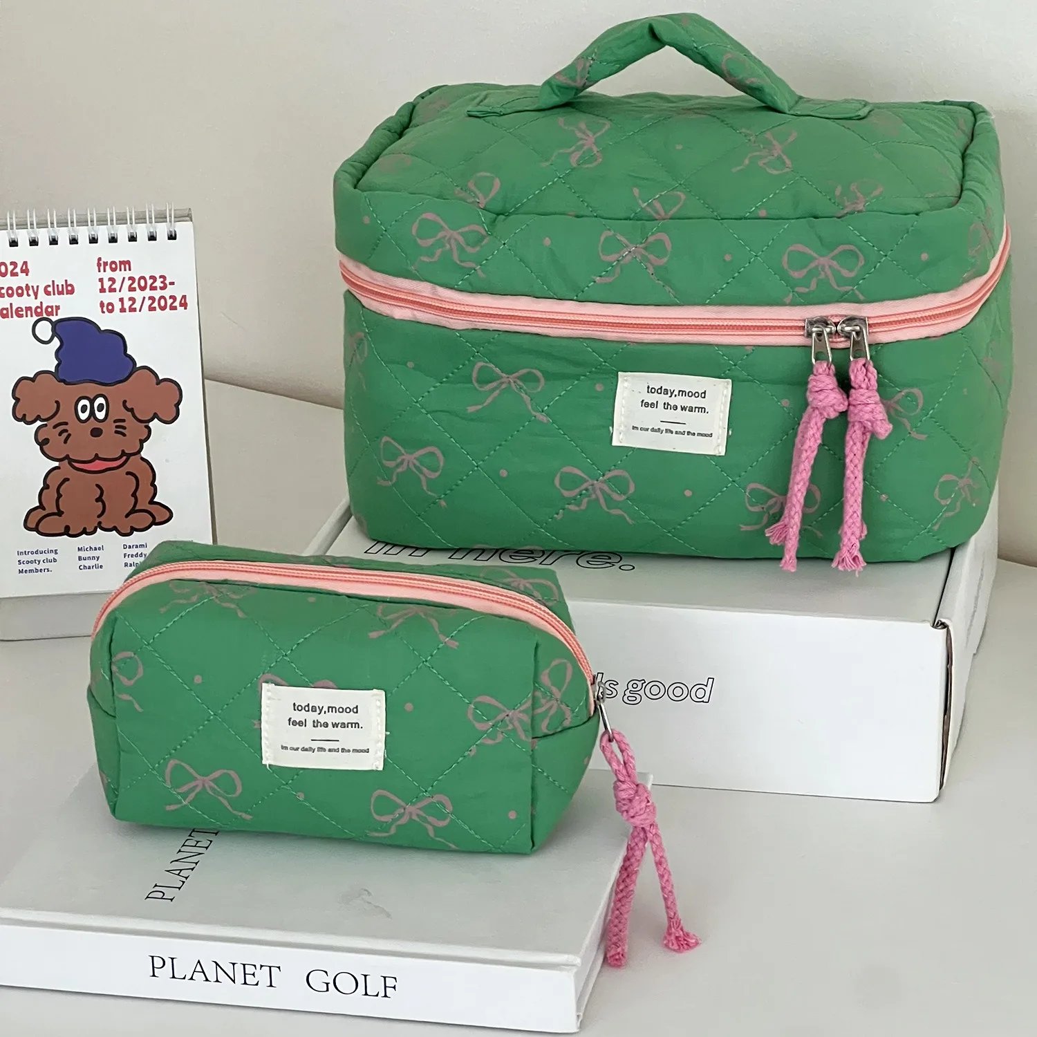 Kosmetiktasche mit Schleifenblumenmuster, große Kapazität, Toilettenartikel-Tasche im Hofstil, gesteppte Aufbewahrungstasche, tragbare weiche Handtasche – Detail 11