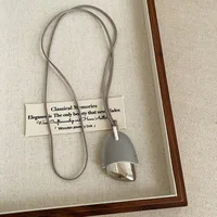 Collier ras du cou Minar au design unique en cuir PU noir et bleu clair avec pendentif en forme de pomme de pin métallique pour femme, chaîne longue réglable 6