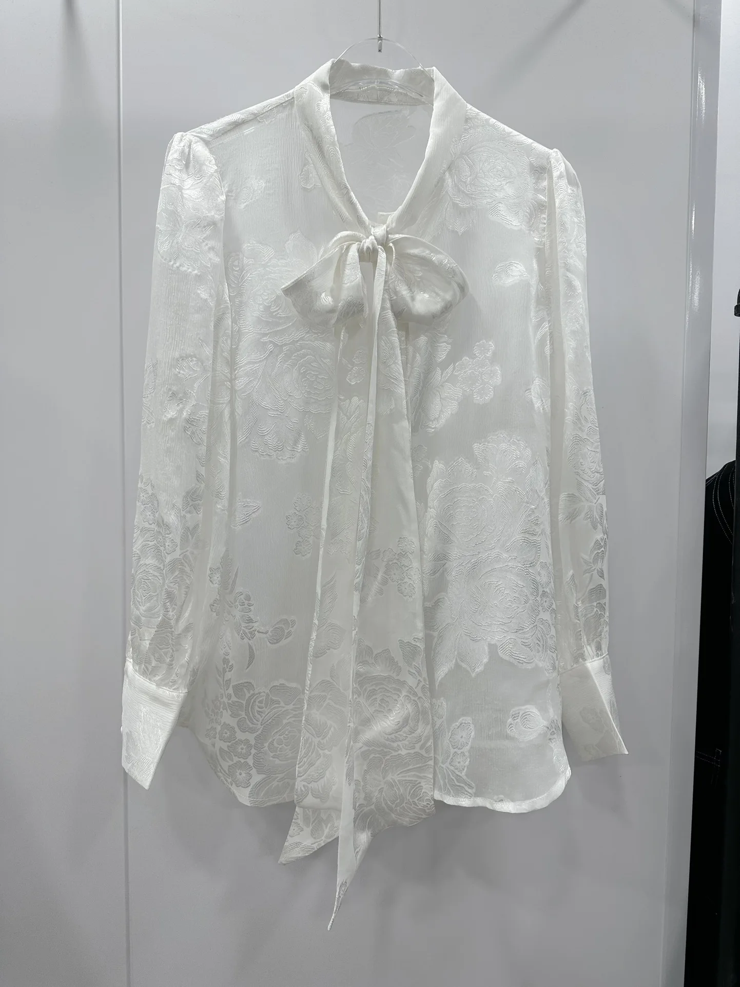 

Intelligent and elegant puff sleeve hollow top