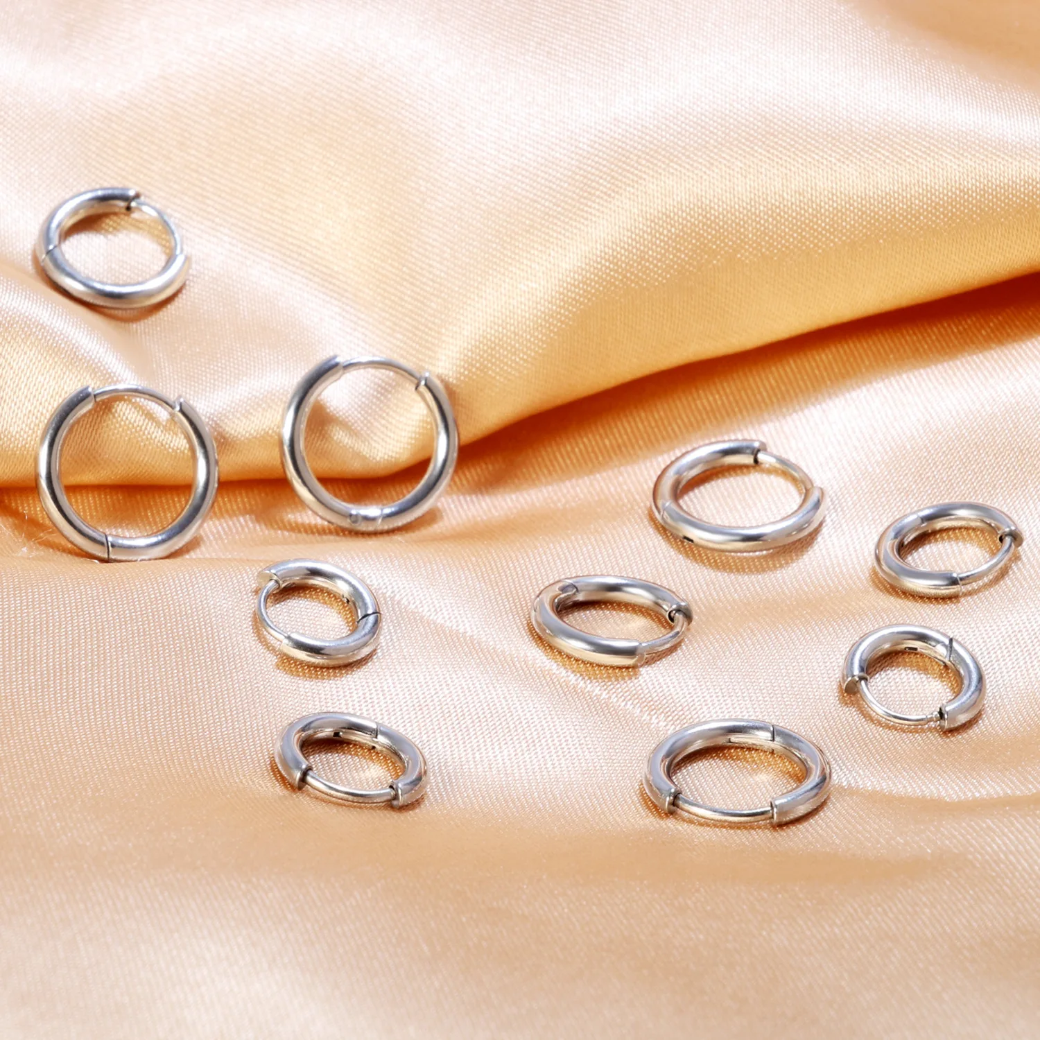 5 Paia Orecchini Cerchio Acciaio Inox 13mm – Oro, Nero, Argento – Unisex