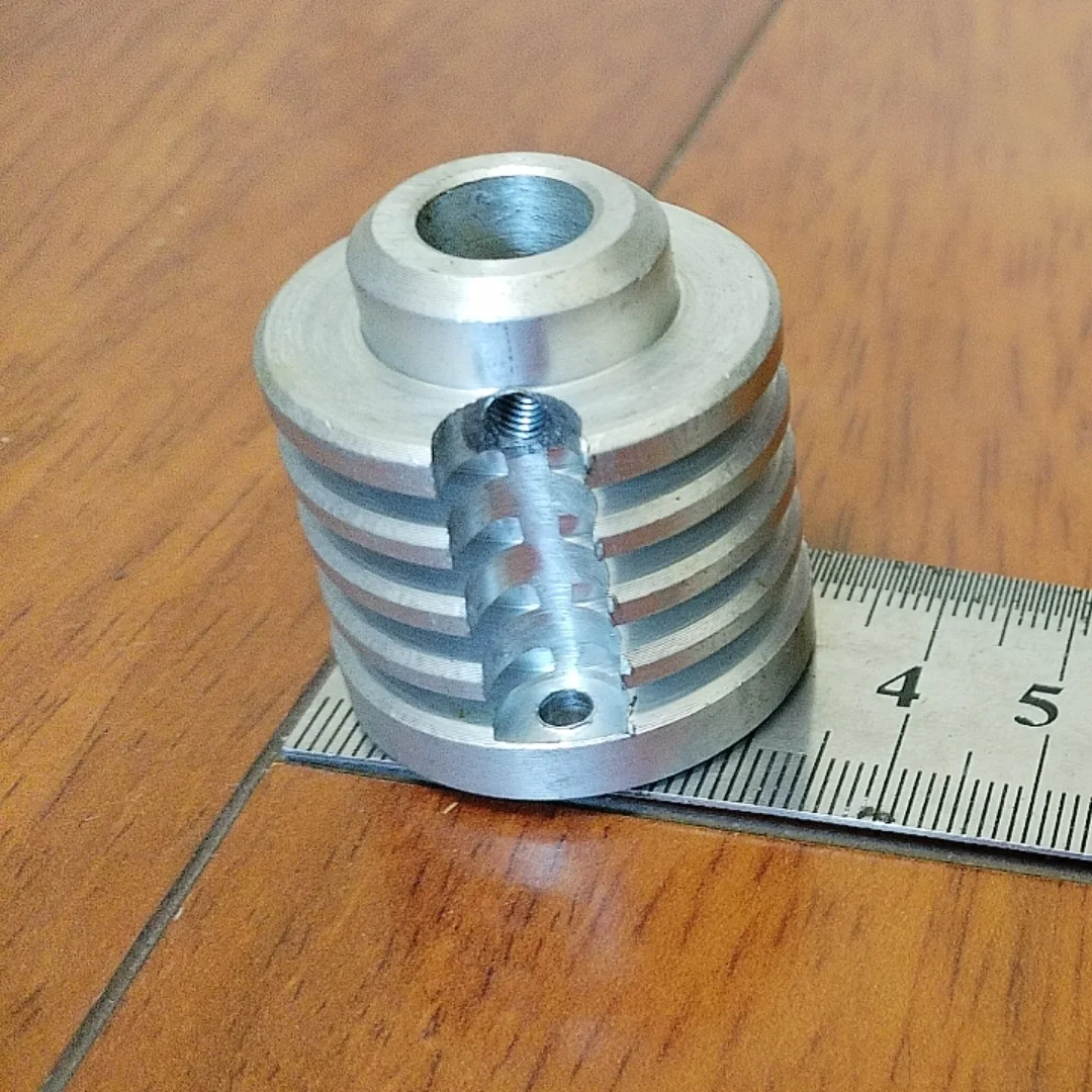 Radiateur moteur sans brosse pour bateau RC 35mm, montrant les raccords d'entrée et sortie d'eau
