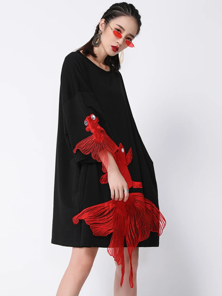 [EAM] Women Black Fish Embroidery Knee Length Big Size Dress New Round Neck Wrist Sleeve Fashion Tide Spring Autumn 2026 OA868