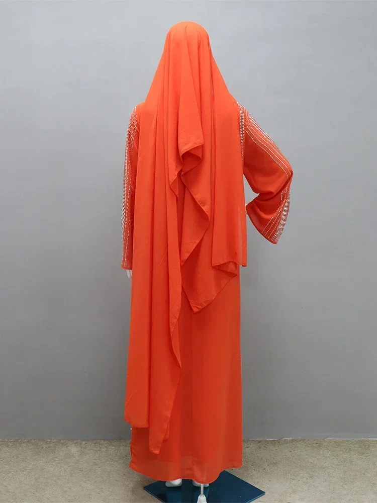 جلابية برتقالية بتفاصيل لامعة وطرحة