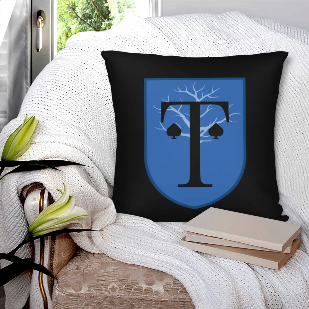 Рисунок 2 - Квадратная наволочка с логотипом школы Truham Grammer