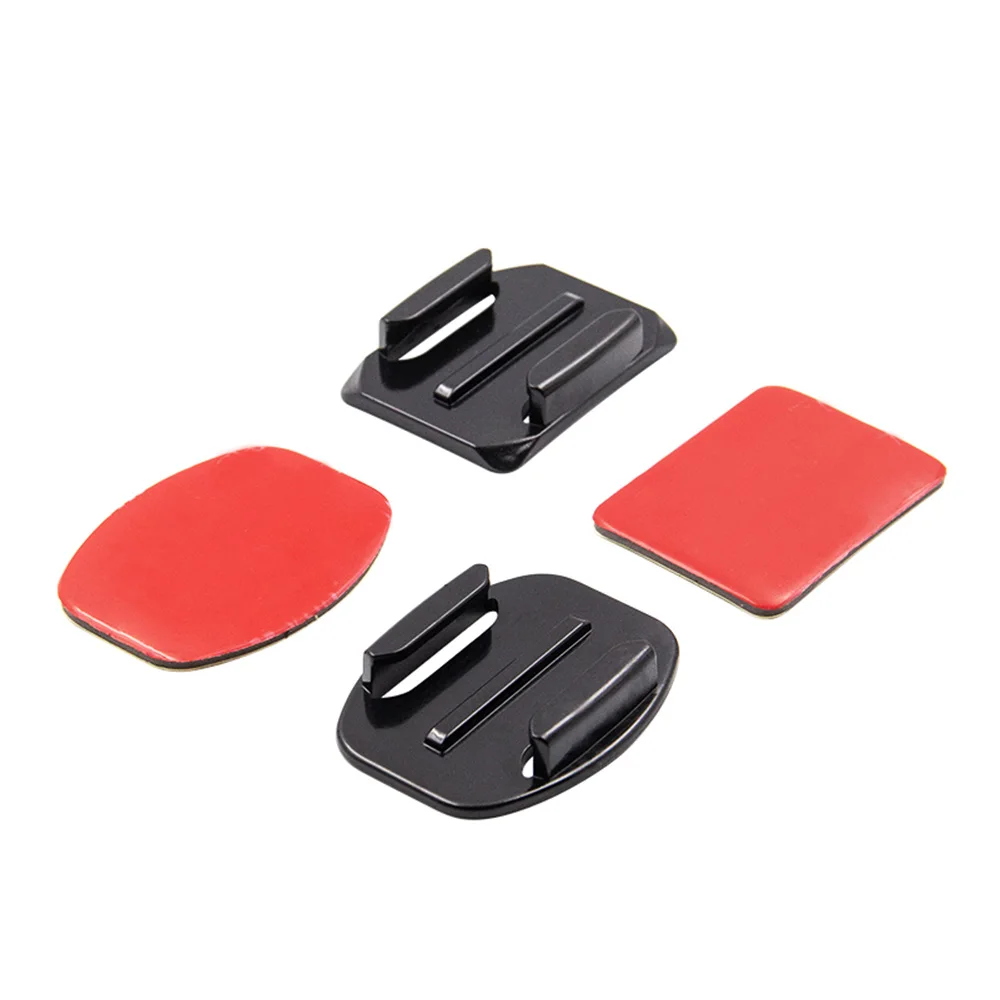 Vue d'ensemble du lot de 3 supports adhésifs plats et courbés pour caméra d'action, montrant les différentes couleurs et formes.