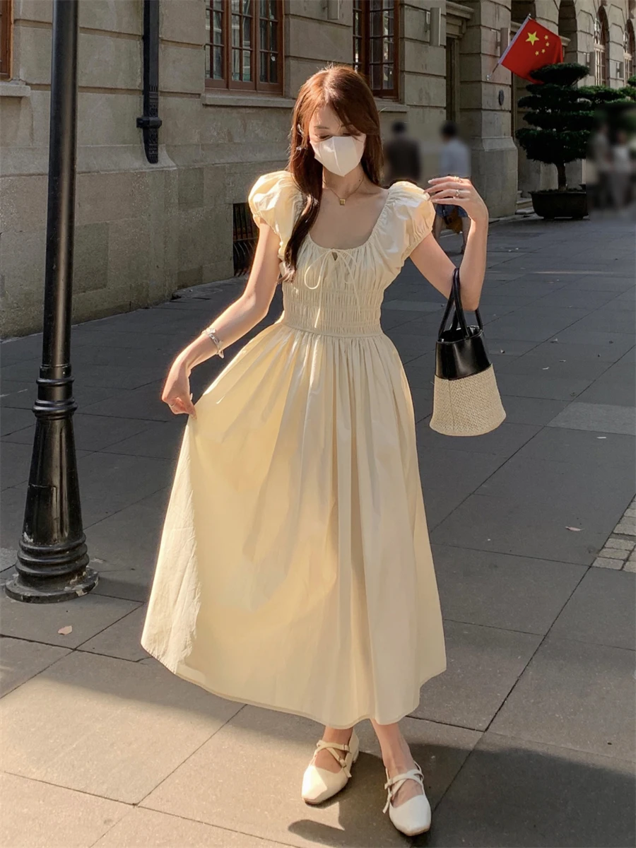 여름 2023 새로운 프랑스 스타일 복고풍 원피스 드레스 여성 의류 디자인 감각 허리 포옹 슬리밍 단단한 중간 길이 스커트 패션 