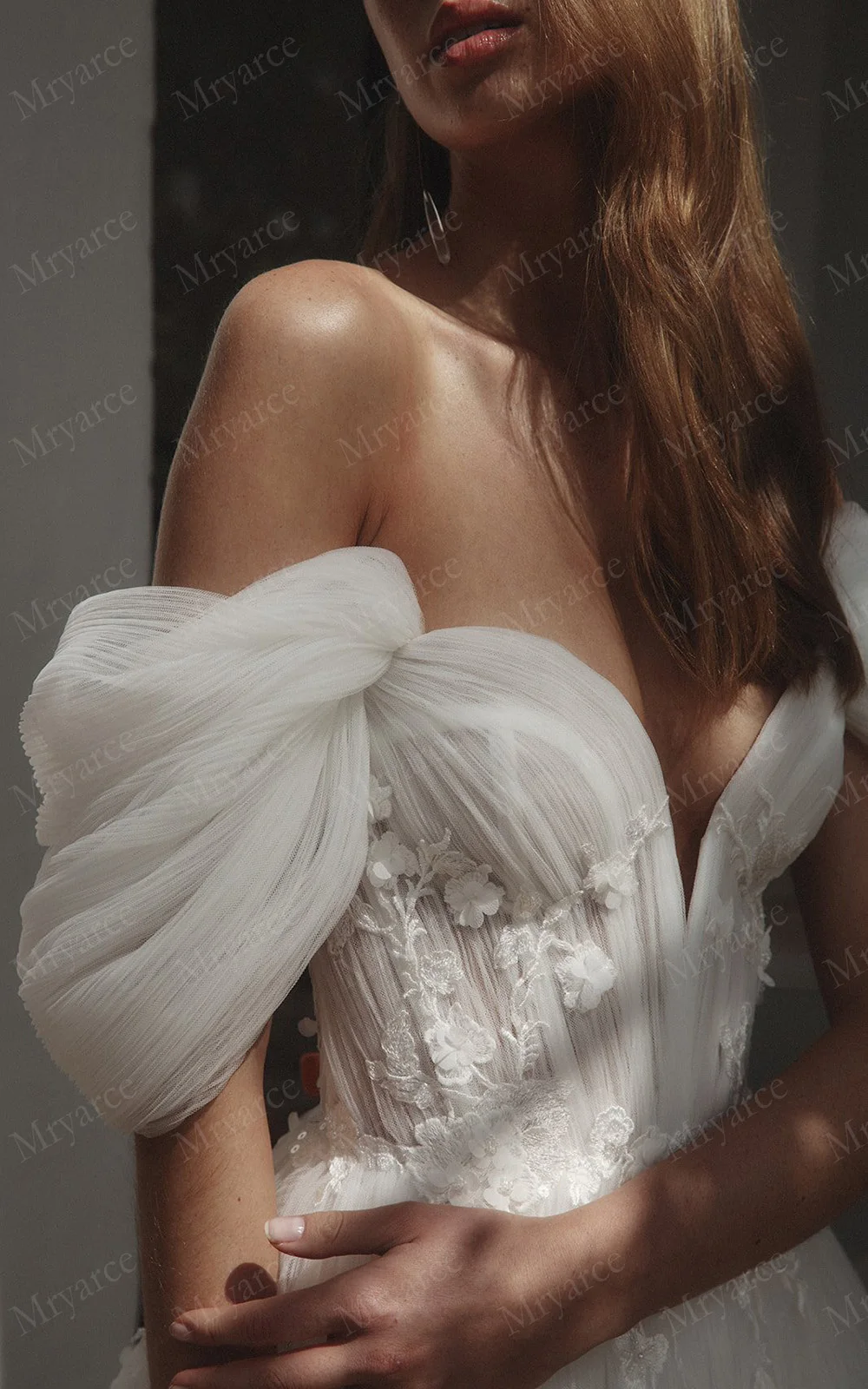 Mryarce Erstaunliches, abnehmbares, schulterfreies Brautkleid mit plissierten Ärmeln und Spitzenapplikationen aus Tüll – Detail 3