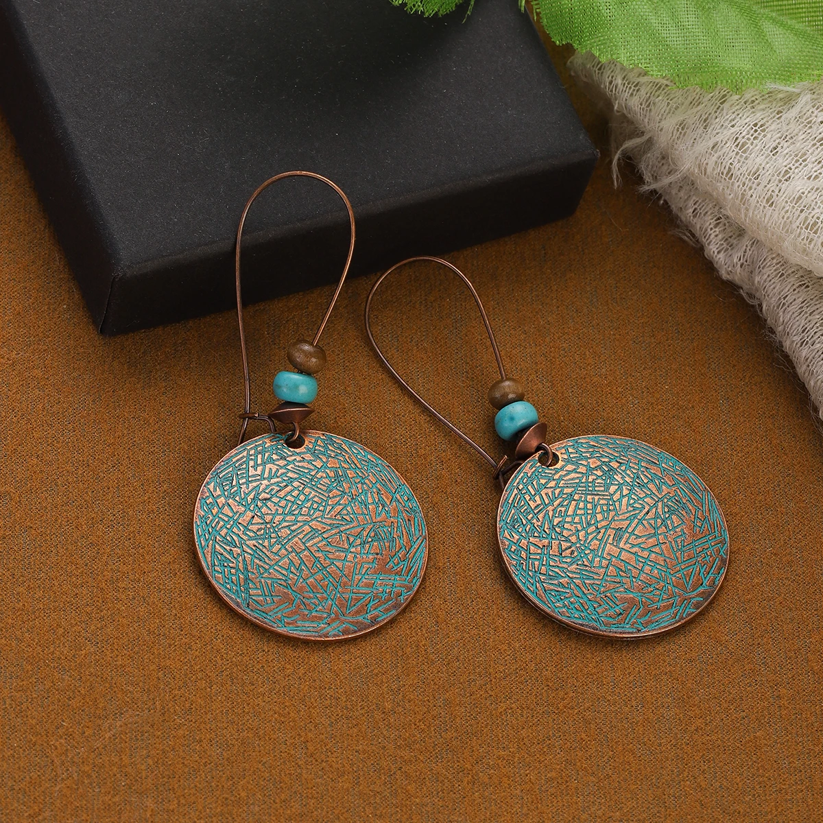 Set di orecchini pendenti in rafia bohémien, con fiore in
