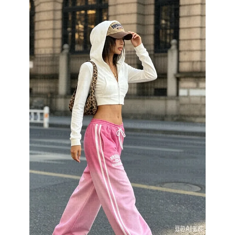 Damen-Sweatpants im Y2K-Stil, pink, hochtailliert, locker geschnitten, mit Streetwear-Design und Valentinstag-Motiv.