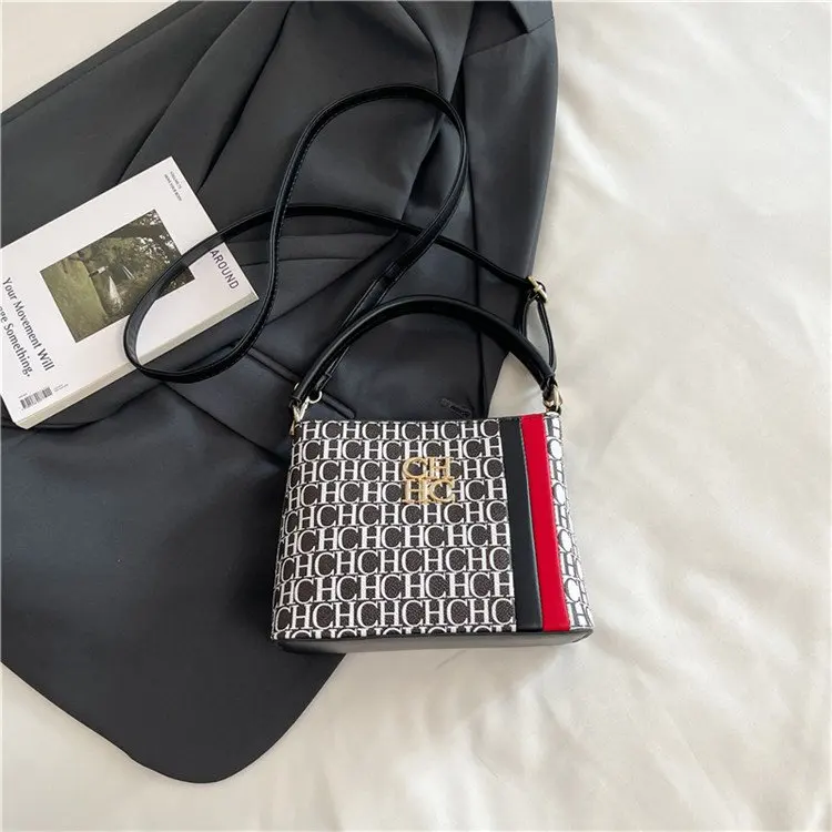 شنطة يد و كتف Shop1105357182 تصميم مونوغرام