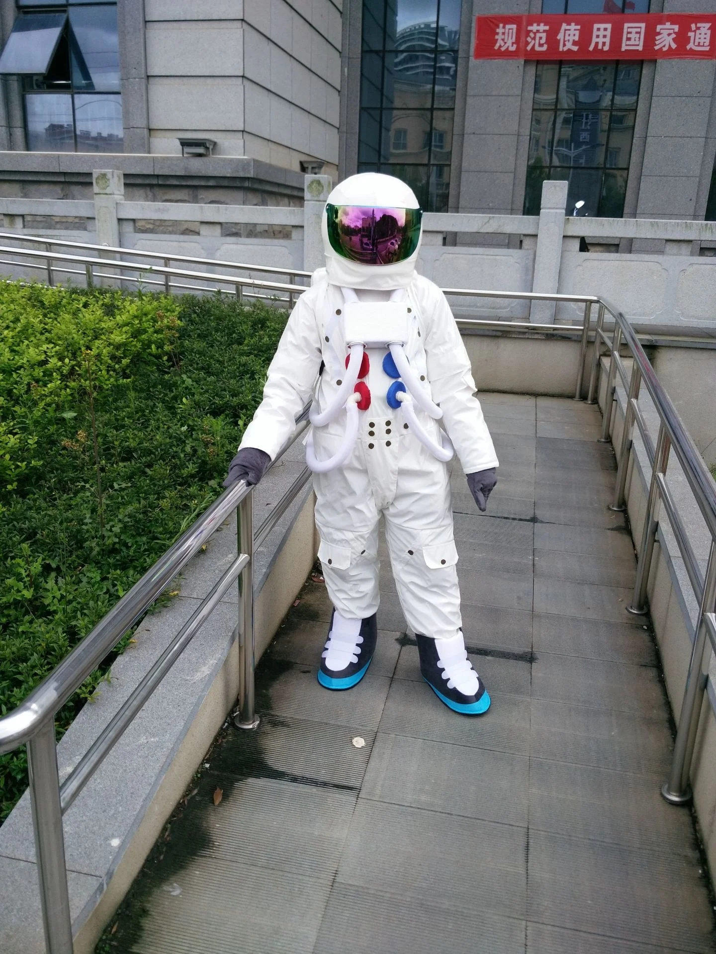 How to Make an Astronaut Costume for a Child  Astronauta, Tuta spaziale,  Costume fai da te