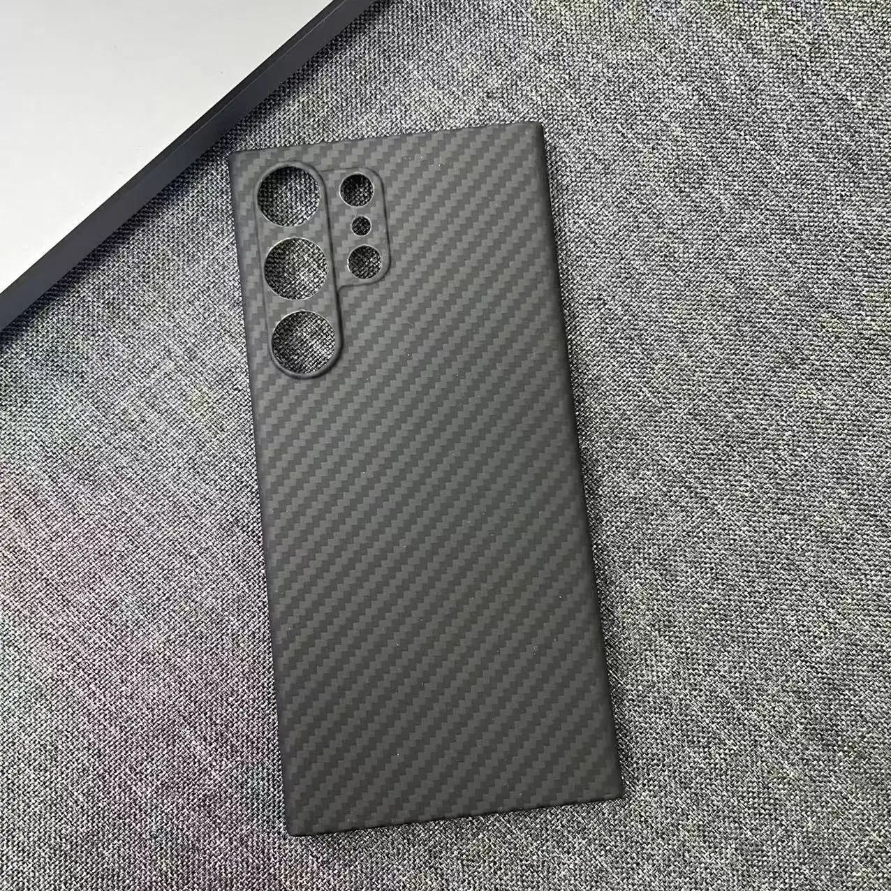 AKATIP Aramid Fiber Carbon Finish Magnetic Luxurious Shockproof Case
