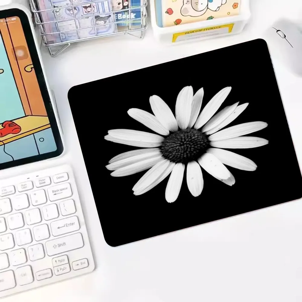 New design floral daisy Rubber Small Desktop Desk Mat Kawaii Gaming Accessories Students Writing Pad Padmouse Desk Play Mats 5