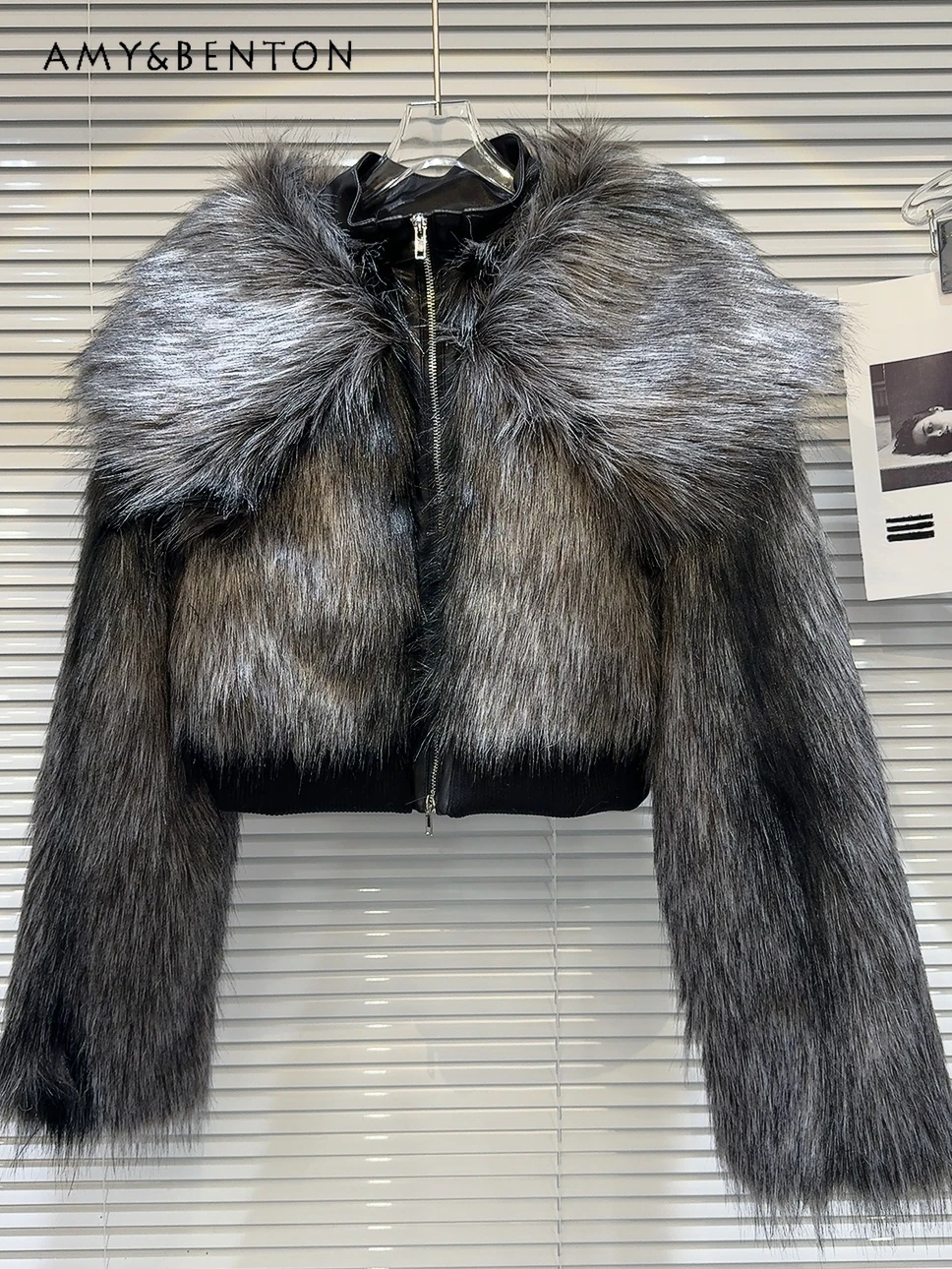 

2023 Winter New Hot Girl Lapel Thicken Keep Warm Faux Fur Coat Women Fashion Commuter Short Coats Soft Plush Slim Zipper Jackets