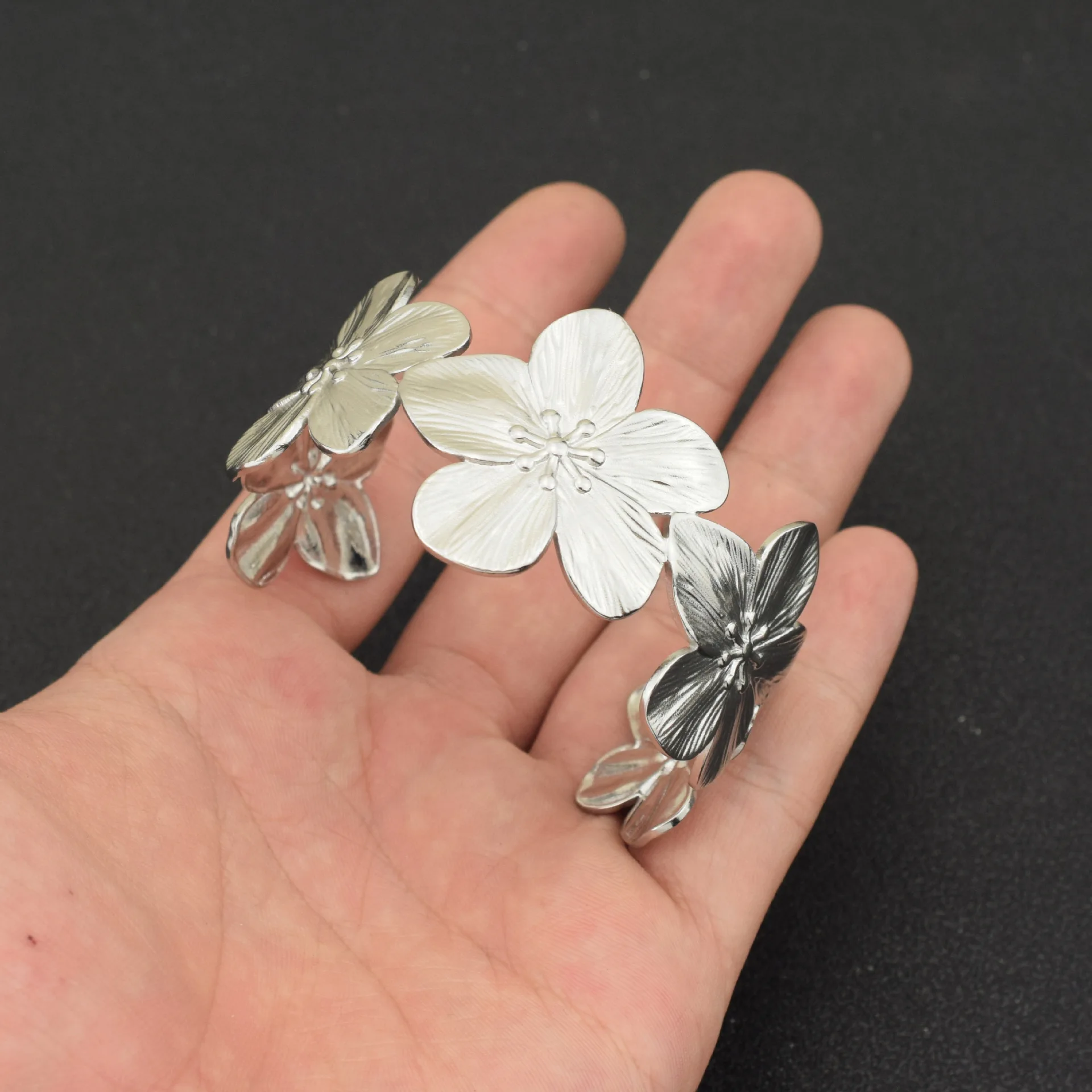 1pcs Fashion Plant Wrist Jewelry Bangle Bracelet Stainless Steel Bracelet Plant Flower Bracelet No Fade Silver Color Stainless Steel Flower Bracelets Bangle for Women Men Accessories Pulseras