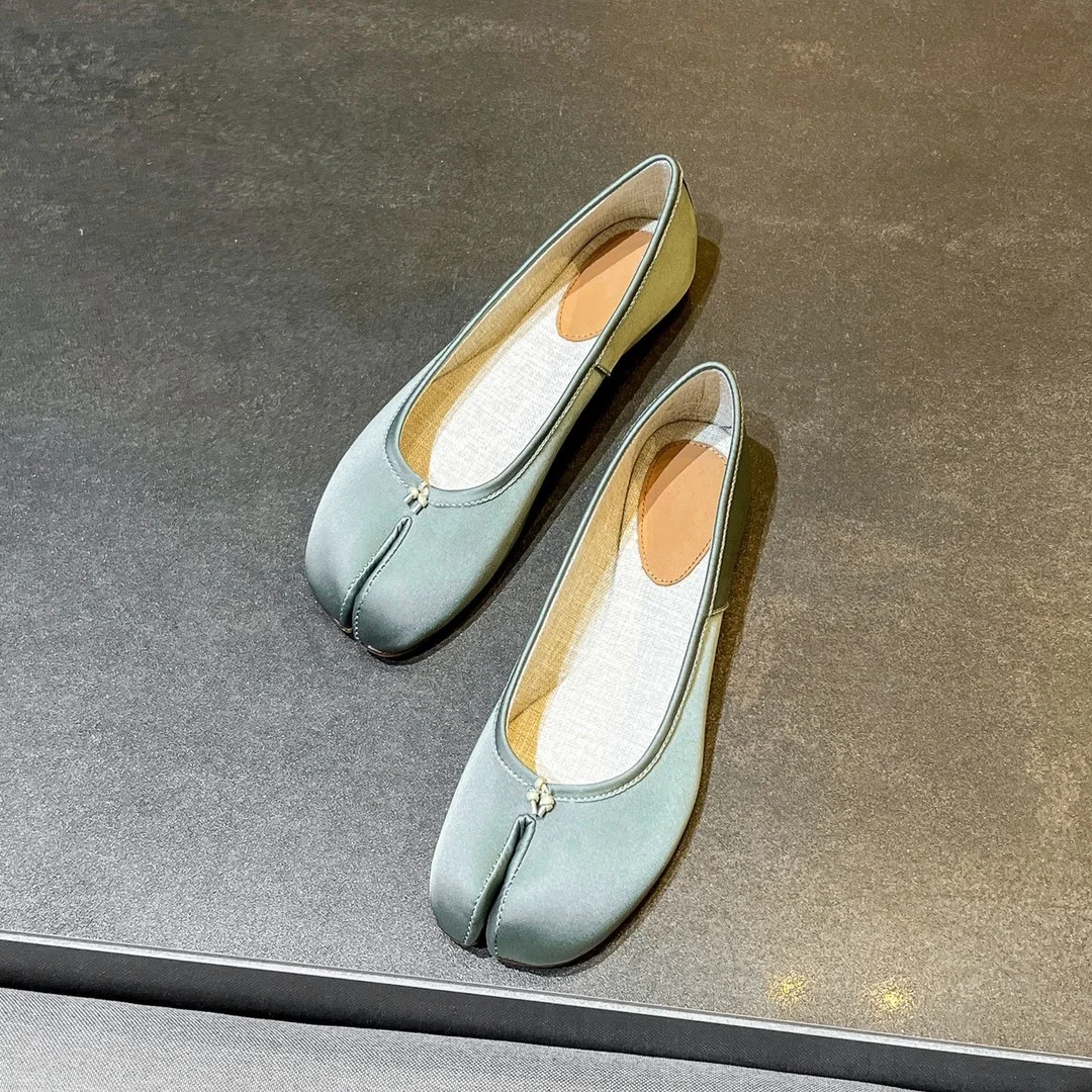 Fashionable and versatile split toe shoes, flat bottomed shallow cut single shoes