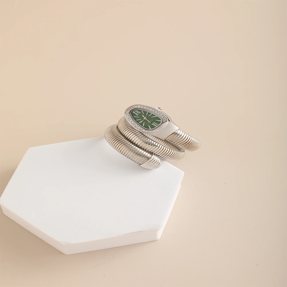New Snake-Inspired Diamond-Embedded Ladies' Watch: Stylish and Trendy Quartz Wristwatch with Bracelet Design