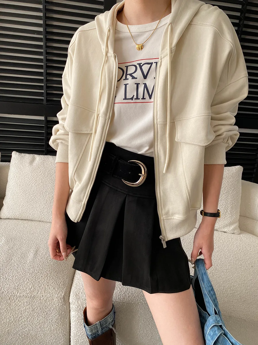 Frühlings-Damen-Sweatshirt im sportlichen Stil, einfarbig, locker geschnitten, mit Kapuze. – Detail 30