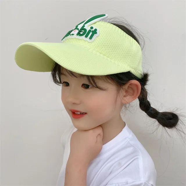 토끼 귀와 함께하는 귀엽고 부드러운 태양 손길