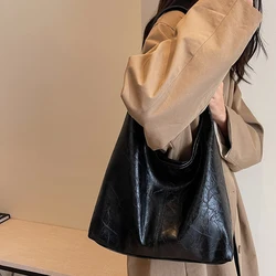 Vintage Suede Women's Shoulder Bag - Large Capacity Solid Color Retro Handbag (PU - Black)