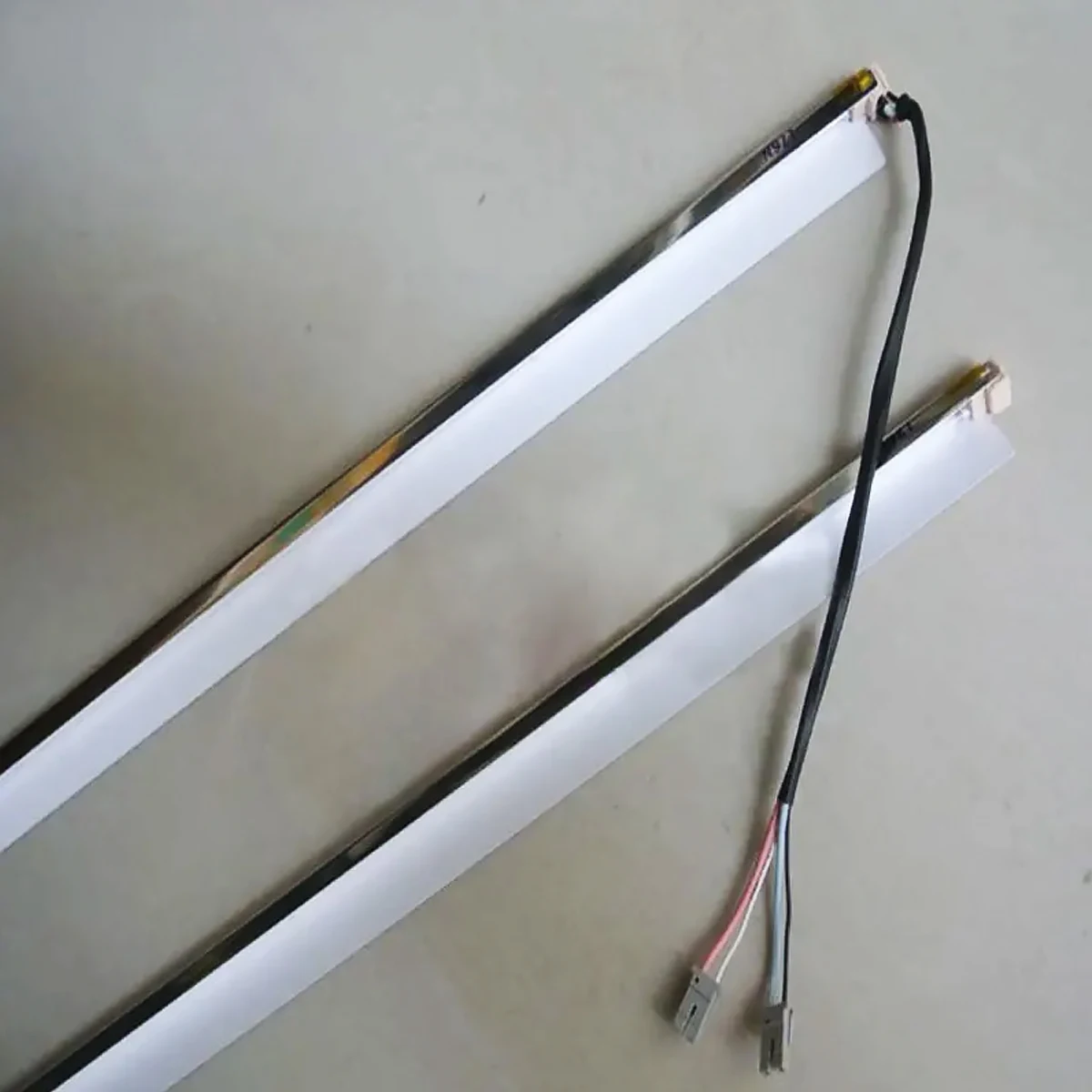  ִ   CCFL, Ͽ¡ ִ LCD  Ʈ, Ŀ ִ CCFL, CCFL:480mm x 2.4mm, : 490mm x 7mm, 22 ġ ̵, 2 