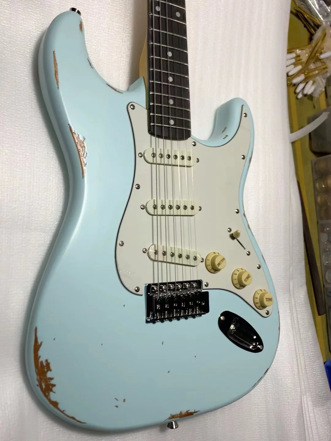 ST electric guitar High-end ST guitar High-definition glossy baked paint Good workmanship Good sound Comfortable hand fee