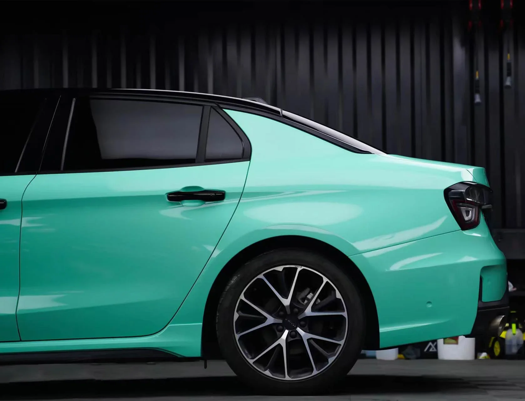 PET Mintgrüne Glänzende Auto-Vinylfolie Luftblasenfreie Selbstklebende PVC-Farbwechselfolie Fahrzeugkarosserie-Dekorationszubehör – Detail 3