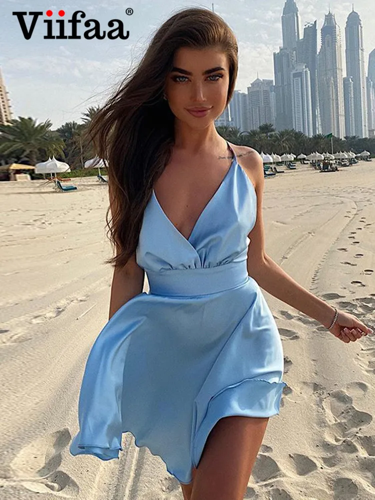 Пикантное летнее атласное мини-платье с V-образным вырезом высокой талией