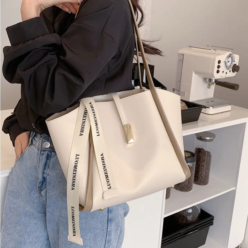 

Women's Large Capacity Bag 2023 New Fashion Versatile Sense Niche Design Western Style Shoulder Bag Handy Underarm Tote Bag