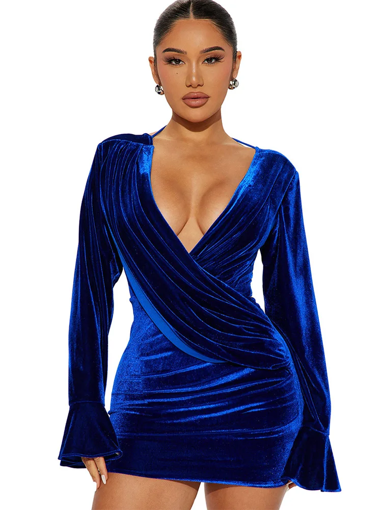 

Бархатное мини-платье с открытой спиной, глубоким V-образным вырезом и длинным рукавом