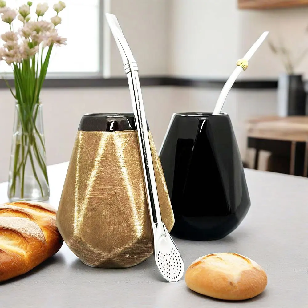 Acople a Bebida Dentro Da Cabaça Do Cabaceiro, O Bombilla Com O Filtro Ou a  Palha, O Chá à Terra E a Planta Com Folhas E Bagas Ilustração do Vetor -  Ilustração, image size:1000x1000