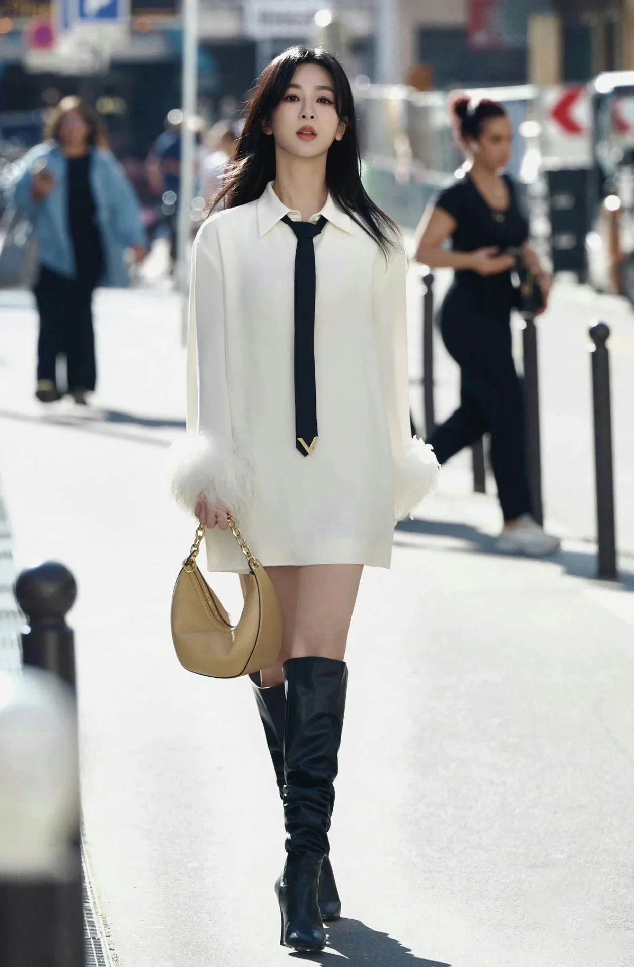 

2023 Autumn White Ostritch Feather Woman Mini Dress with Delicate Tie