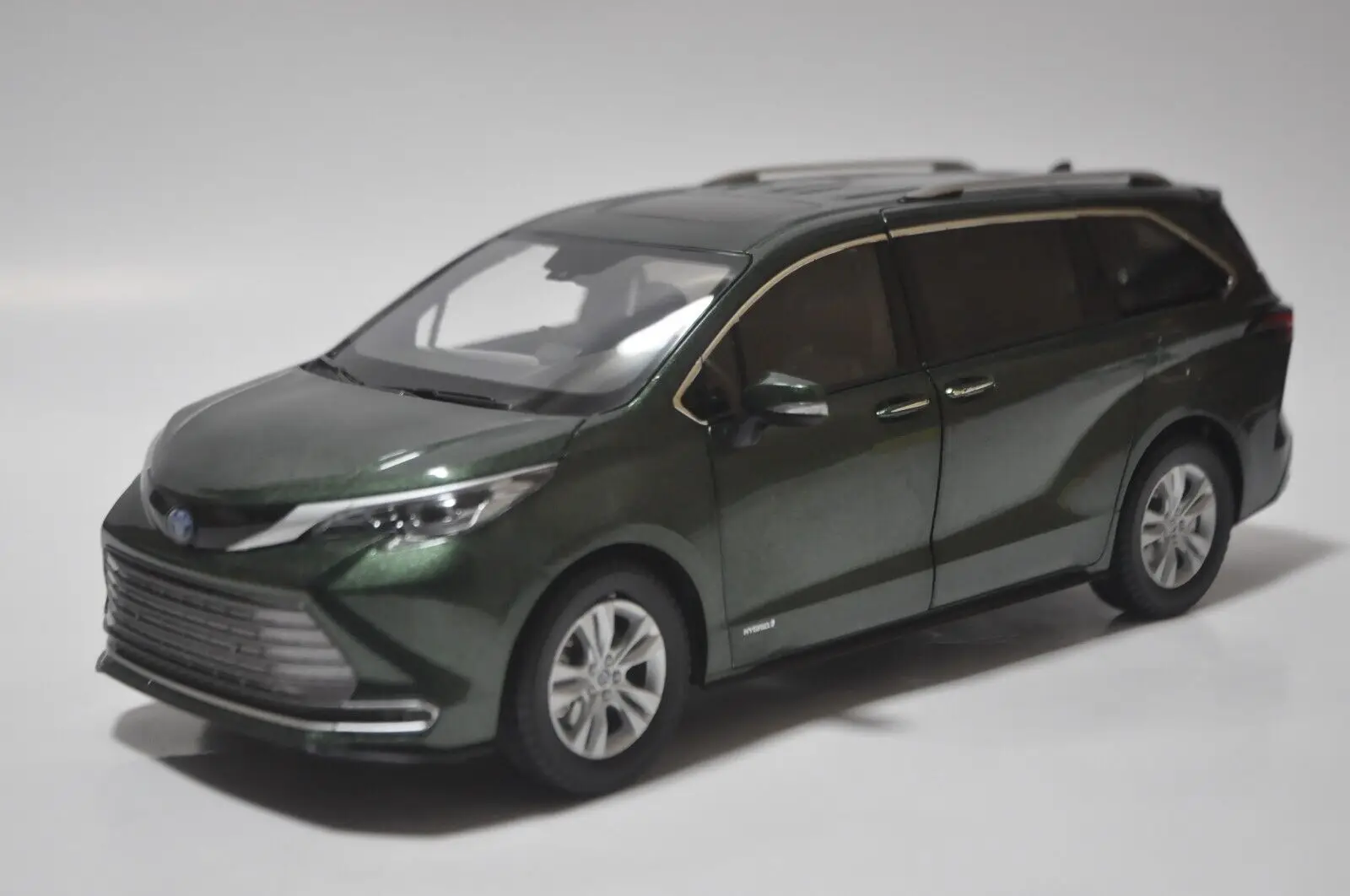 

1:18 Diecast Model for Sienna 2021 MPV Alloy Toy Car Miniature Collection Gifts