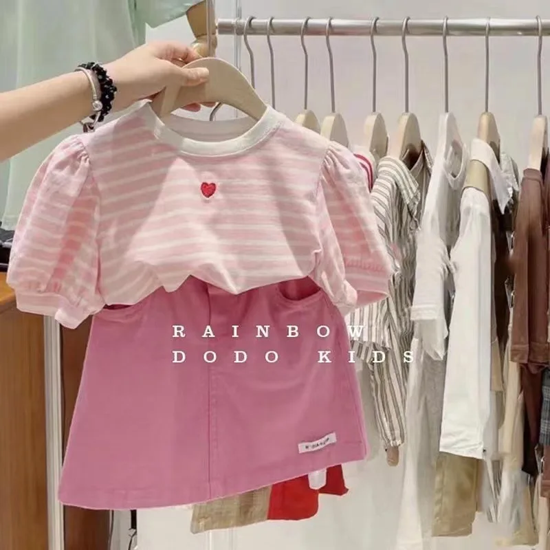 

Girls' Fashionable New Suit 2023 Children's Summer Clothing Heart Striped Short Sleeve Top Suit Little Girl Two Piece Suit