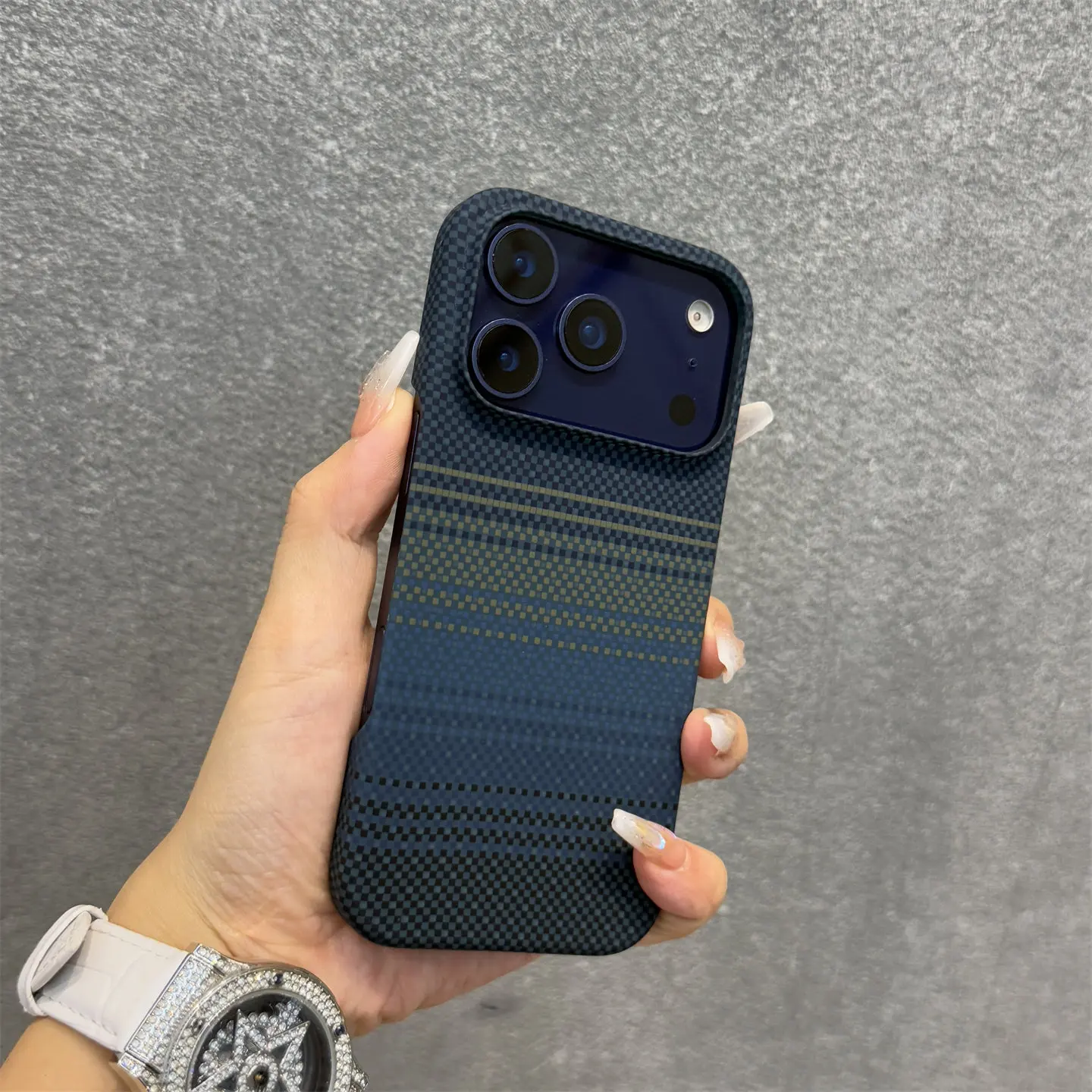 รูปสินค้า เคส iPhone ไร้ขอบลายคาร์บอนไฟเบอร์ พร้อมชาร์จ Magsafe