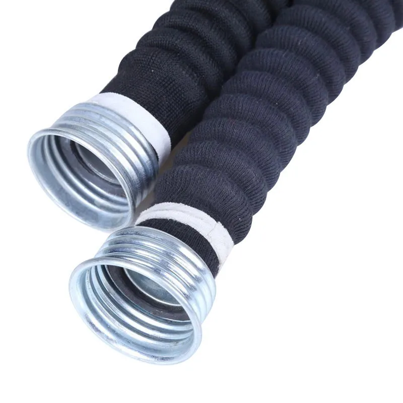 Gros plan sur le raccord RD40 d'un tuyau de masque à gaz, caoutchouc résistant, connexion filetée.