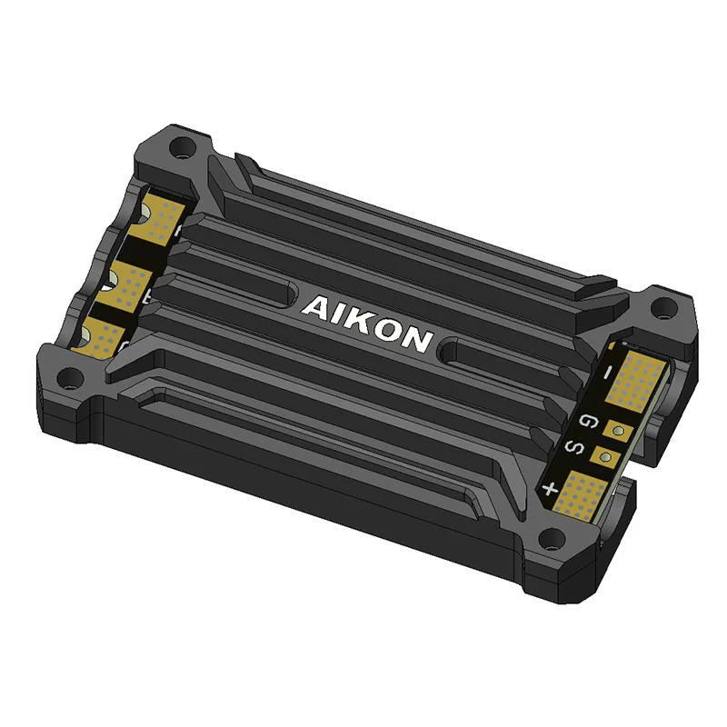 AIKON AK8 80A ESC 3-8S BLHeli_S DShot300/600 installé sur un bras de drone FPV avec hélices en arrière-plan