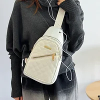 Sac à dos de style neutre pour homme et femme, avec tissu incliné multicolore et matière nylon. Convient aux voyages. 6