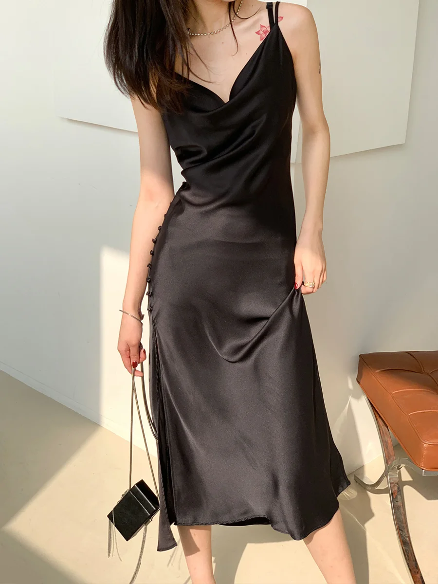 

Design sense niche silk cold wind skirt 2022 summer French high-waisted slimming acetic acid halter dress women