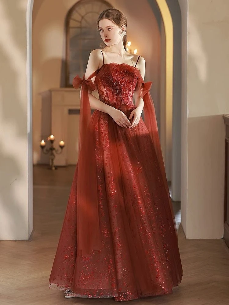 Vestido de dama de honor rojo ladrillo con tirantes finos, tul con