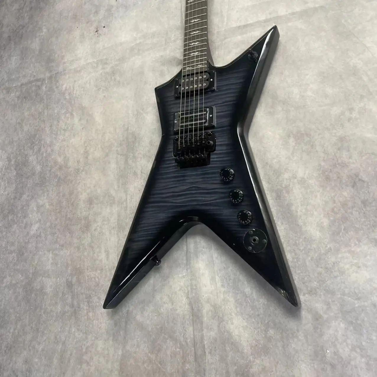 

Electric guitar with 6 strings, gradient black body, rose wood fingerboard, maple wood track, real factory pictures, can be ship