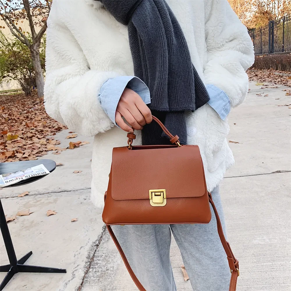 Retro-Handtaschen für Damen 2023, neue Designer-Umhängetasche, Klappenform, reine Farbe, Schulter-Umhängetaschen mit goldener Haspe_voghion.com