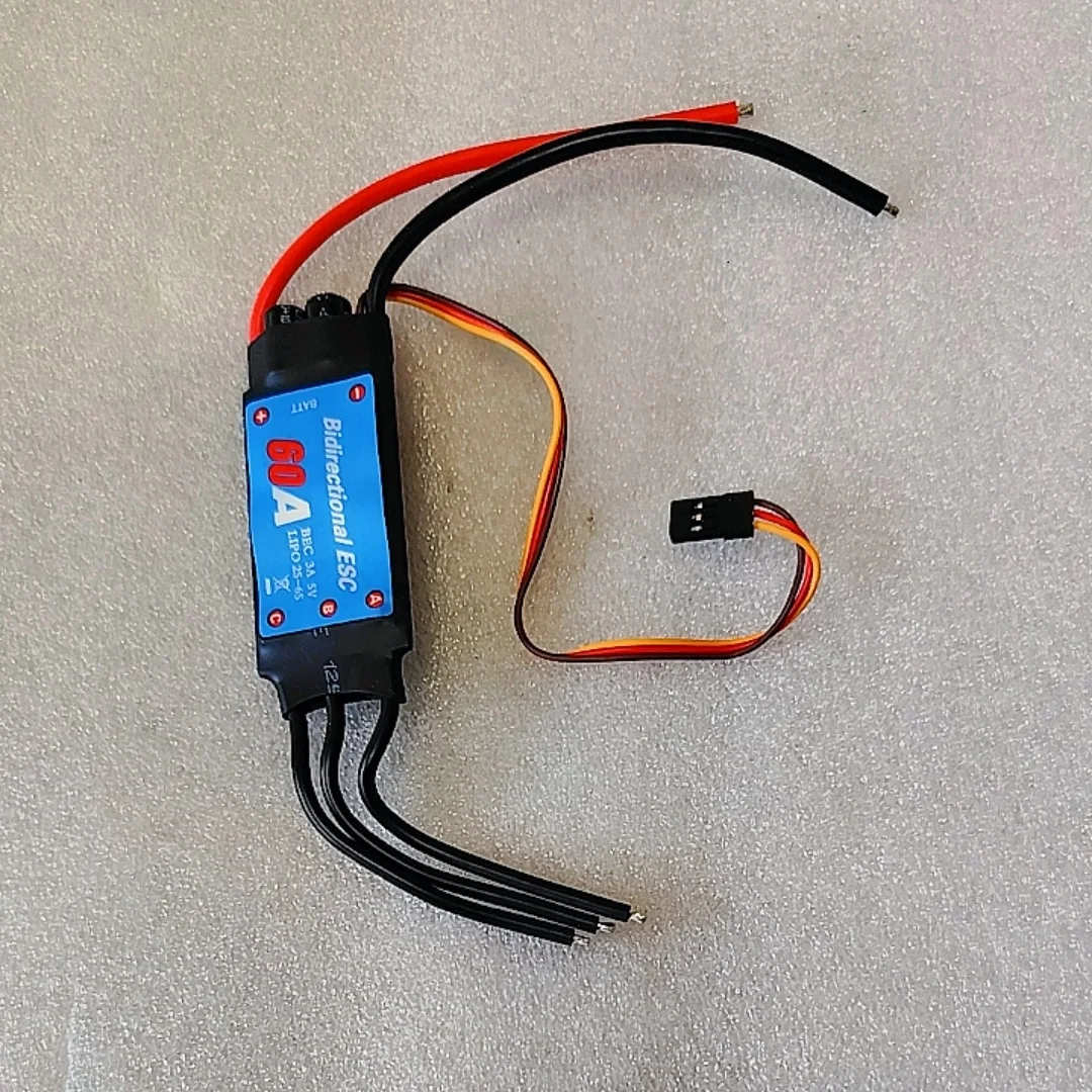 Détail des soudures et composants électroniques du contrôleur de vitesse ESC Brushless 60A pour bateau RC sous-marin
